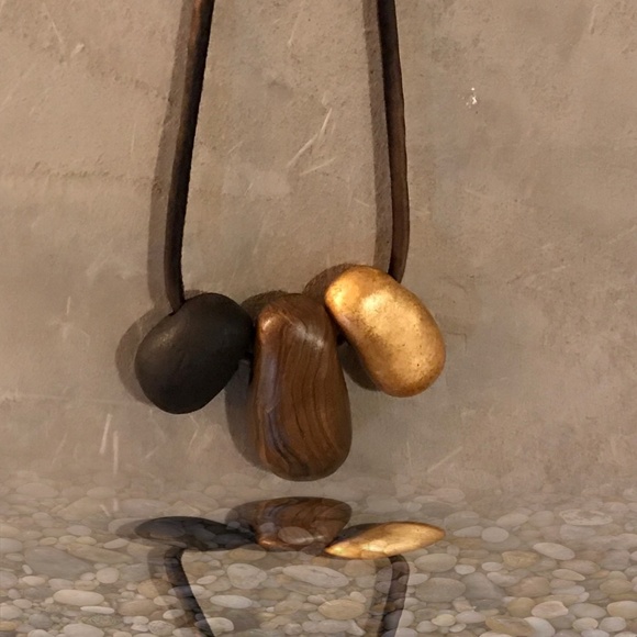 Matana Organic formed pebble necklace black & Gold - Picture 7 of 8